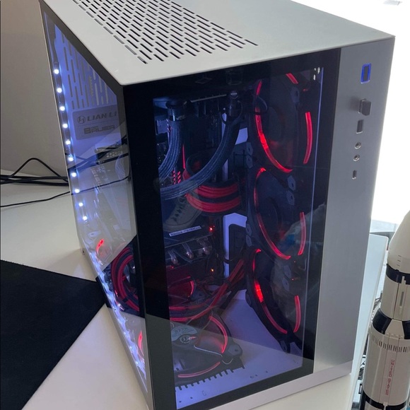 Desktop w/monitor or keyboard. - Picture 2 of 7